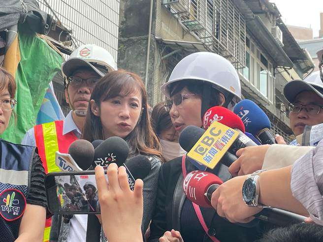民進黨台北市議員許淑華（左）表示，北市有許多建案、都更案正在進行，因此連續壁工程成為北市最大的公安疑慮。（劉彥宜攝）