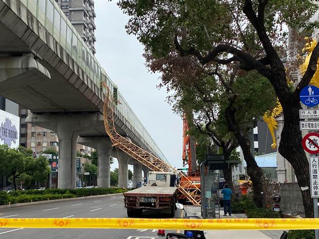 兴富发文心爱悦建案工地塔吊臂10日掉落中捷轨道，列车随后撞上酿1死10伤。（张亦惠摄）
