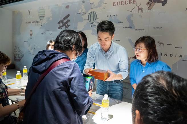 台北市长蒋万安今早到旅馆探视安置户，听取居民的心声，并致赠慰问金及康乃馨。（台北市政府提供／刘彦宜台北传真）