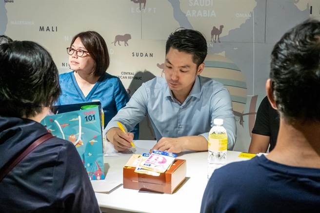 台北市长蒋万安指出，今日凌晨12时10分已经填平塌陷路面，并持续灌水维持地下水位稳定，未来将进行详细的地层评估以确保安全。（台北市政府提供／刘彦宜台北传真）