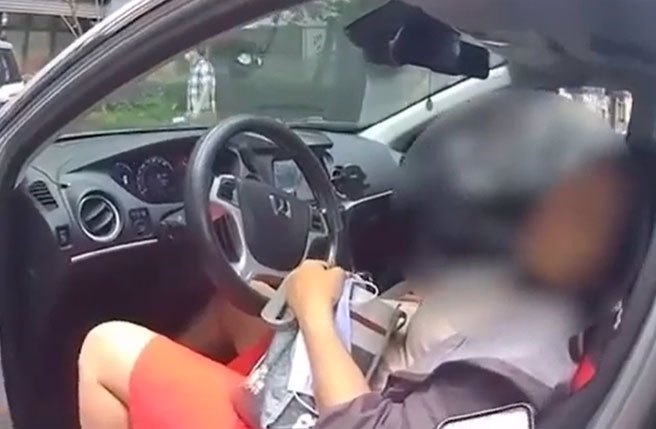 40岁的怀孕纪姓女子，驾车返家路程中行经康定路突然感觉到肚子疼痛疑似要分娩，忍痛行驶至就近派出所请求协助。(翻拍自影片)