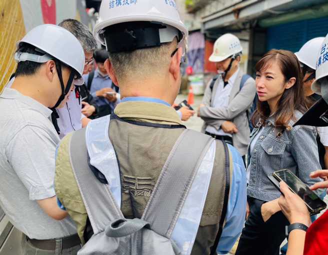 许淑华（最右）呼吁，台北市政府应要求施工厂商，全额负担受灾户在超过市府灾害补助期限后，所花费的住宿与交通费。（图 / 取自许淑华脸书）