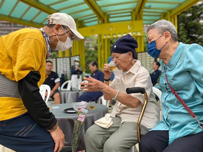 105岁的人瑞阿嬷蔡宽（中）接受年近8旬的子女奉茶。（孙英哲摄）