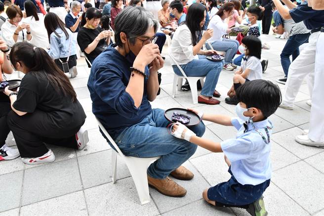 奉茶活动让为人子女者尽孝道。（彰县府提供／孙英哲彰化传真）