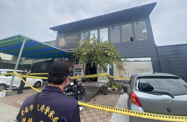 台南安平菸酒行遭砸店，警方到场採证。（曹婷婷摄）★《中时新闻网》关心您：饮酒过量，有碍健康。酒后不开车，安全有保障！

★《中时新闻网》关心您：吸菸有害健康！戒菸专线：0800-636363。
