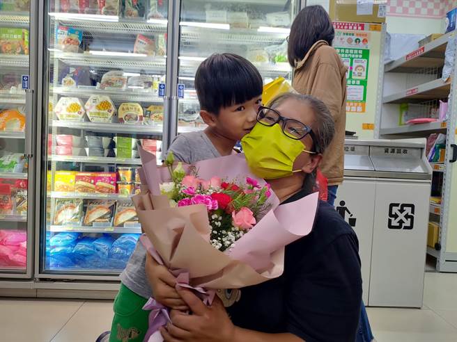 云林家扶中心扶幼委员蔡长晃连续每年独资举办「母亲节超商献礼」，一名小弟弟今陪阿嬷採购，祝阿嬷母亲节快乐。（周丽兰摄）