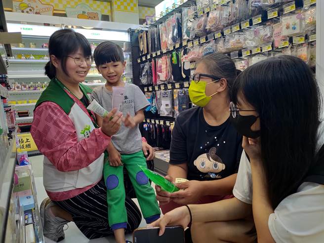 云林一名超商老板提供30万元额度让176户家庭採购1400元店内商品。（周丽兰摄）