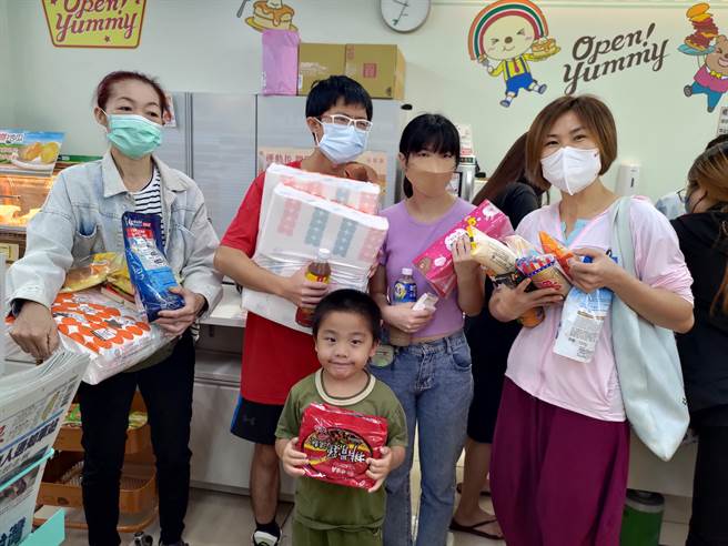 大部分家庭把1400元花在买卫生纸、泡麵、调味料、零食。（周丽兰摄）