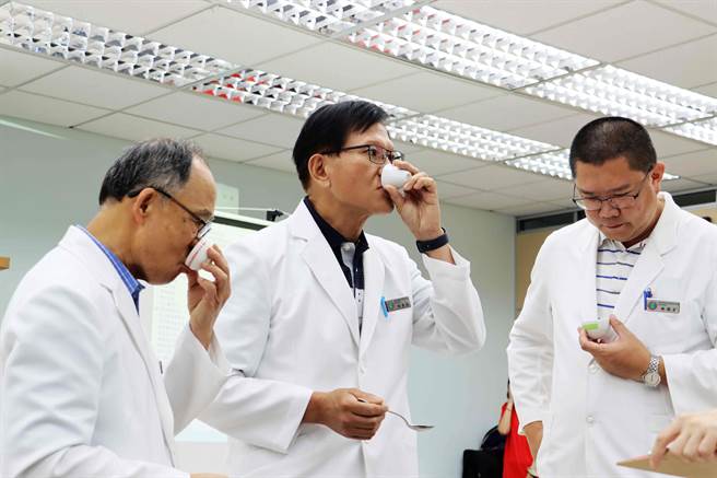 嘉义县政府主办及梅山乡农会承办2023年阿里山高山茶春季优良茶竞赛以现场直播方式选出特等奖等前几名。（吕妍庭摄）