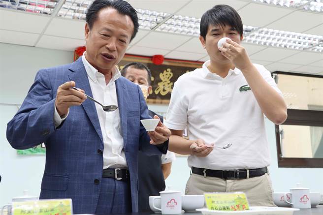 嘉义县长翁章梁、梅山农会总干事黄书贤等人今现场见证评审过程。（吕妍庭摄）