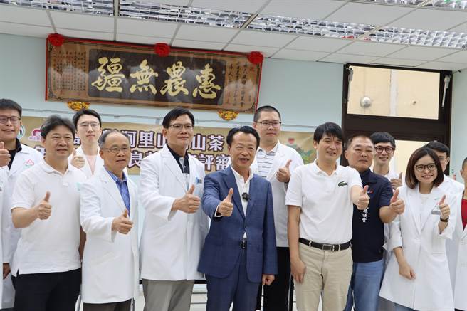 嘉义县政府主办及梅山乡农会承办2023年阿里山高山茶春季优良茶竞赛以现场直播方式选出特等奖等前几名。（吕妍庭摄）