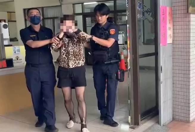 北车借钱哥13日下午遭警方逮捕，詹男全身扮成女装，穿上黑色丝袜，行径怪异。（读者提供／程炳璋台南传真）