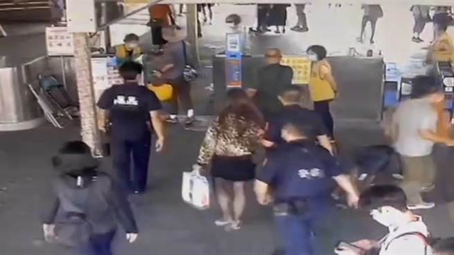 警方在火车站将詹男（豹纹上衣者）逮捕。（读者提供／程炳璋台南传真）