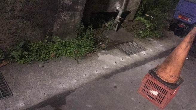基隆市信义区有人在路边埋设钢钉，警方获报后已掌握嫌疑人身分，后续将依涉犯公共危险罪移送基隆地检署侦办。（摘自林崇道脸书／张志康基隆传真）