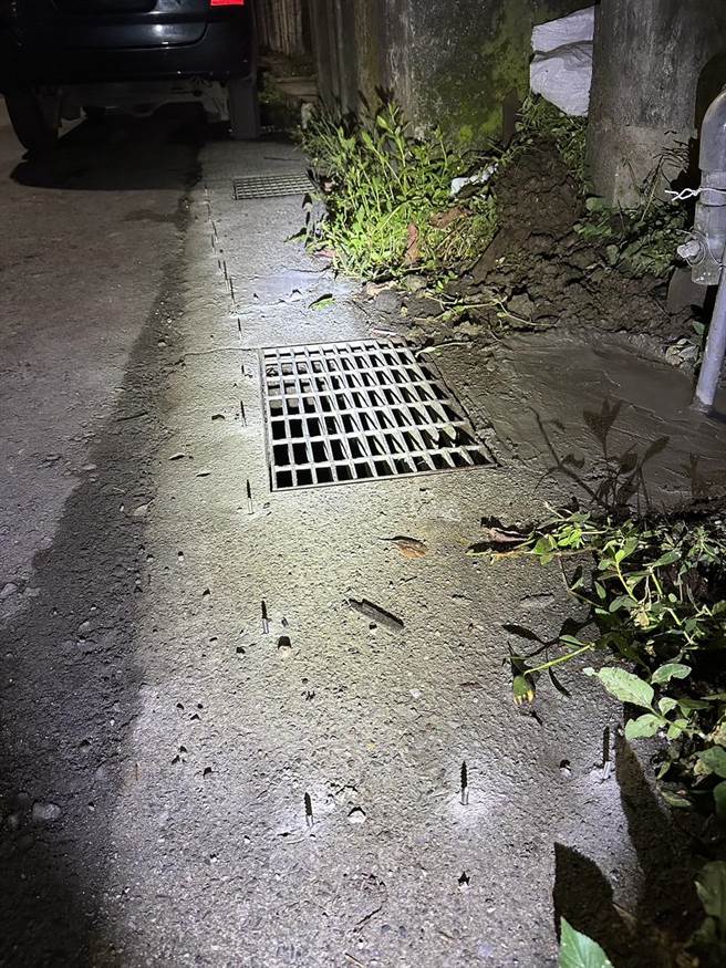基隆市信义区有人在路边埋设钢钉，警方获报后已掌握嫌疑人身分，后续将依涉犯公共危险罪移送基隆地检署侦办。（基隆市警察局提供／张志康基隆传真）