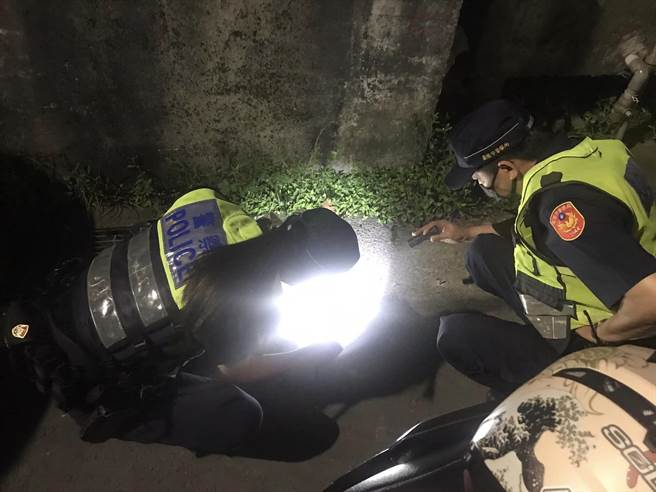 基隆市信义区有人在路边埋设钢钉，警方获报后已掌握嫌疑人身分，后续将依涉犯公共危险罪移送基隆地检署侦办。（摘自林崇道脸书／张志康基隆传真）