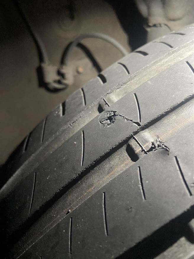 基隆市信义区有人在路边埋设钢钉，造成民眾轮胎爆胎受损。警方获报后已掌握嫌疑人身分，后续将依涉犯公共危险罪移送基隆地检署侦办。（基隆市警察局提供／张志康基隆传真）