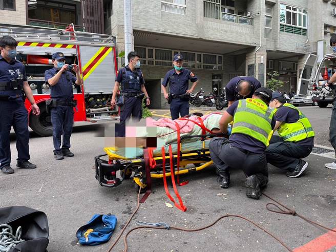 民眾14日中午發現台中市南區柳川有1名男子漂浮，通報救護送醫救治。（消防局提供／陳淑芬台中傳真）