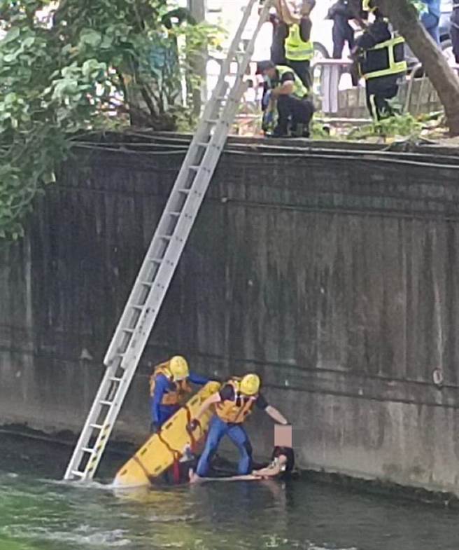 民眾14日中午發現台中市南區柳川有1名男子漂浮，通報救護送醫救治中。（議員羅廷瑋提供／陳淑芬台中傳真）