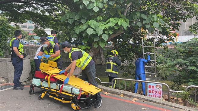 民眾14日中午發現台中市南區柳川有1名男子漂浮，通報救護送醫救治。（警方提供／陳淑芬台中傳真）