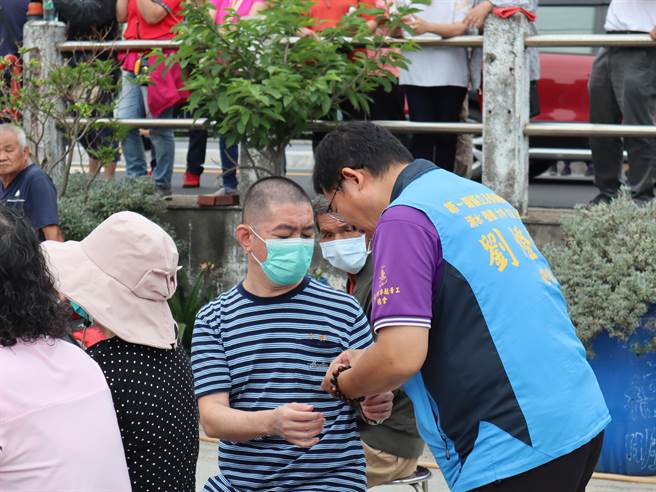 争取国民党台中第1选区立委提名的刘灯钟（右）14日出席民进党立法院副院长蔡其昌举办的健行活动，并于现场发送名片，被认为有「踢馆」意味。（潘虹恩摄）