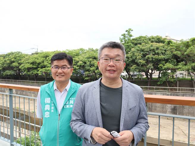 立法院副院长蔡其昌（右）14日与桥头社区发展协会合办健行活动，受访时大方祝福刘灯钟获国民党立委提名。（潘虹恩摄）