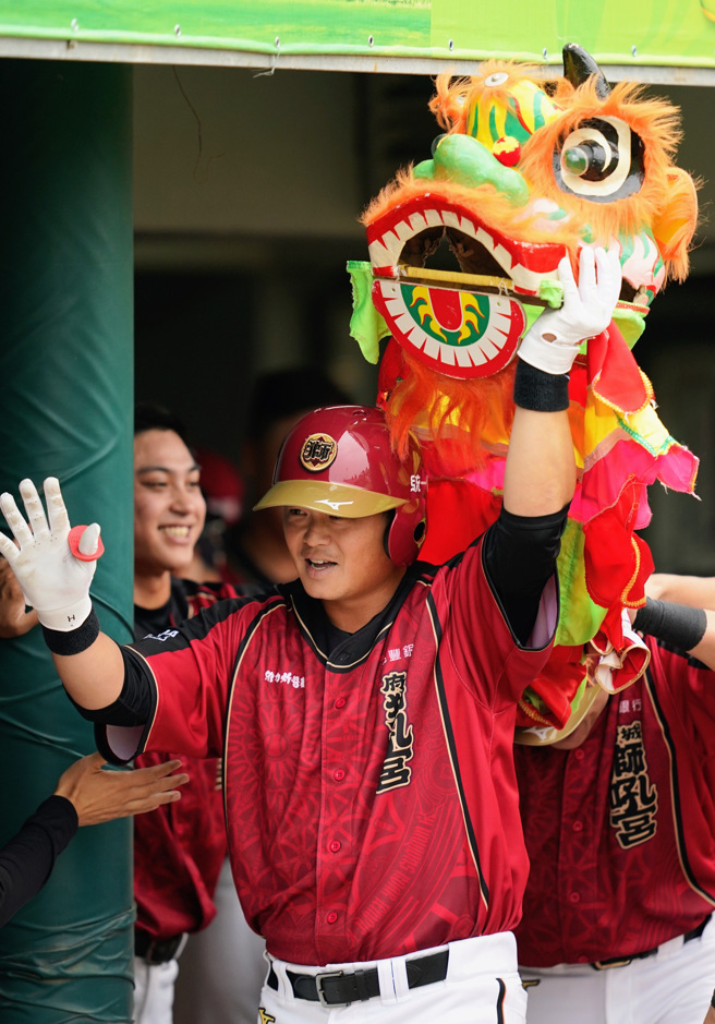 统一狮胡金龙敲出2分全垒打，回到休息室特别披上狮头与队友庆贺。（统一狮提供）