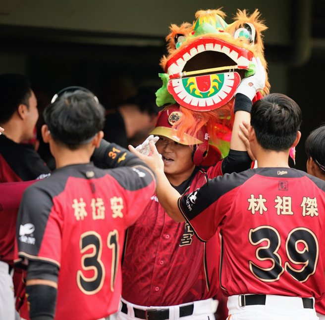 统一狮胡金龙敲出2分全垒打，回到休息室特别披上狮头与队友庆贺。（统一狮提供）