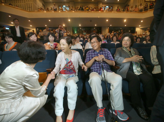 前总统夫人吴淑珍（左2）14日表示，若有下辈子，不会再嫁给前总统陈水扁（左3）。（资料照／王锦河摄）