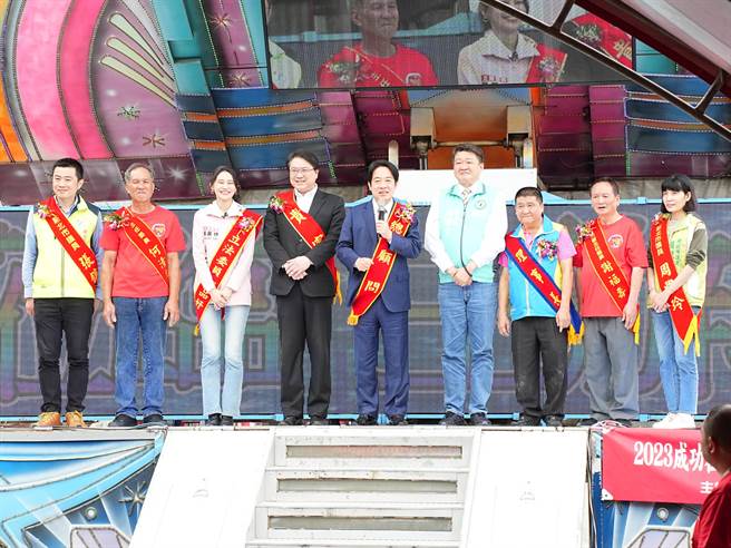 民进党总统参选人、副总统赖清德今(14)日早上抵达新北金山，参加金山承天宫举办的「2023成功在金山」开台圣王郑成功联合春季文化祭。(黄敬文摄)