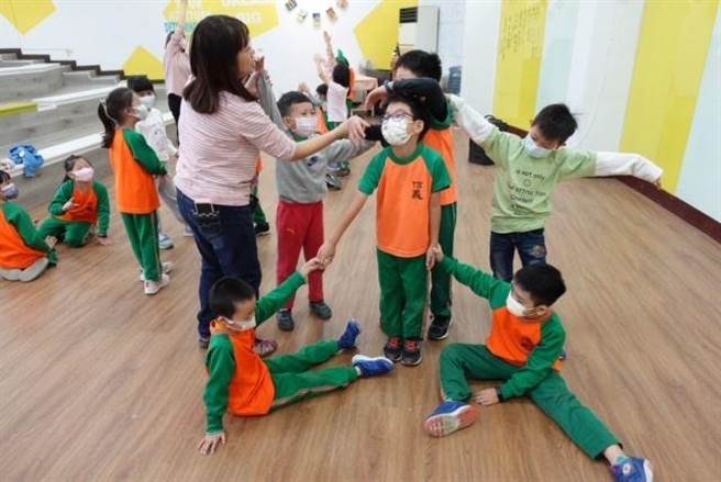 师生共同创作舞蹈，展现4季植物的美。（苗栗县政府提供／李京升苗栗传真）