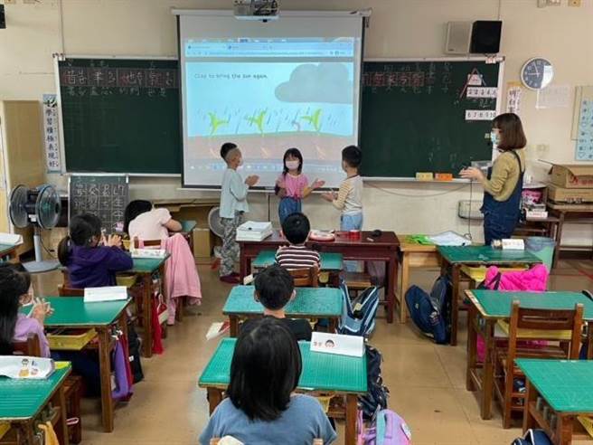 信义国小是一所充满美感氛围的学校，校订课程以「绿野鲜踪」为主题，从认识校园植物出发。（苗栗县政府提供／李京升苗栗传真）