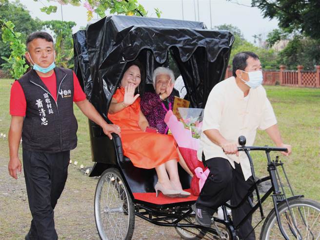 嘉义县中埔乡昨晚间举办模范母亲表扬，让妈妈搭着人力车入场，颇有穿越时空的意味。（中埔乡公所提供∕吕妍庭嘉义传真）