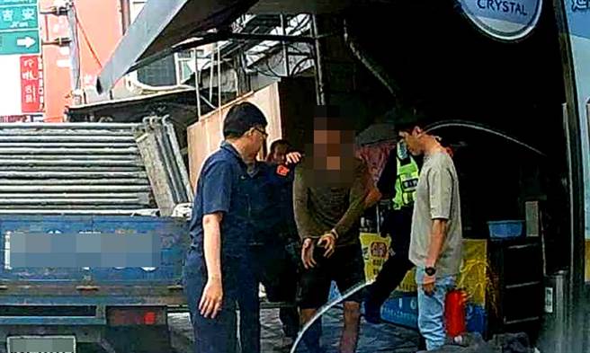 因毒品等案去年遭通缉的25岁邱姓男子，本月10日在花莲吉安乡某工地附近搬货物时，遭下班回家的员警遇见并被逮捕递解归案。（吉安警分局提供／罗亦晽花莲传真）