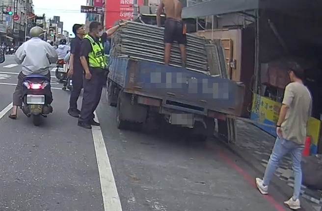 因毒品等案去年遭通缉的25岁邱姓男子，本月10日在花莲吉安乡某工地附近搬货物时，遭下班回家的员警遇见并被逮捕递解归案。（吉安警分局提供／罗亦晽花莲传真）