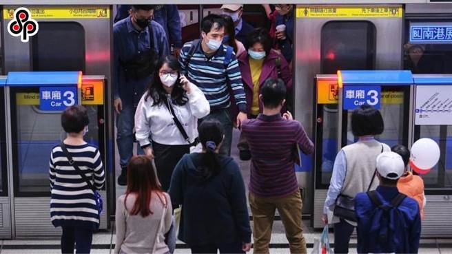 台北市交通局长谢铭鸿表示，目标6月15日先行贩售基北北桃1200月票，避免7月1日引发抢购潮，分散方式提早开卖，并于7月1日启用。（本报资料照片）