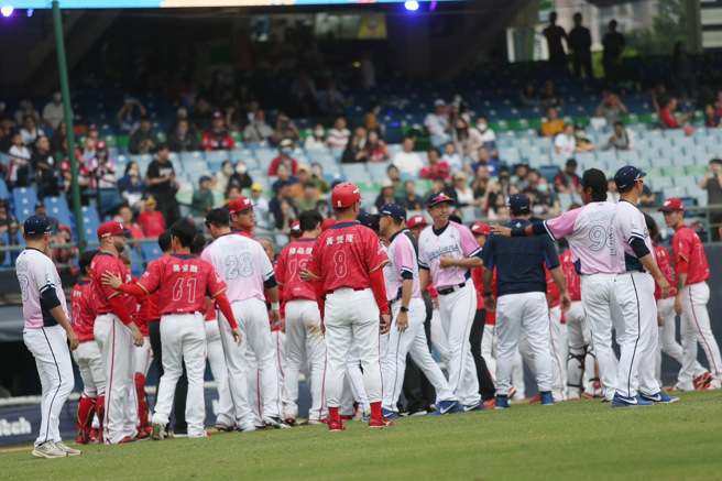 富邦悍将与味全龙之战在4局上上演两队清空板凳。（陈怡诚摄）