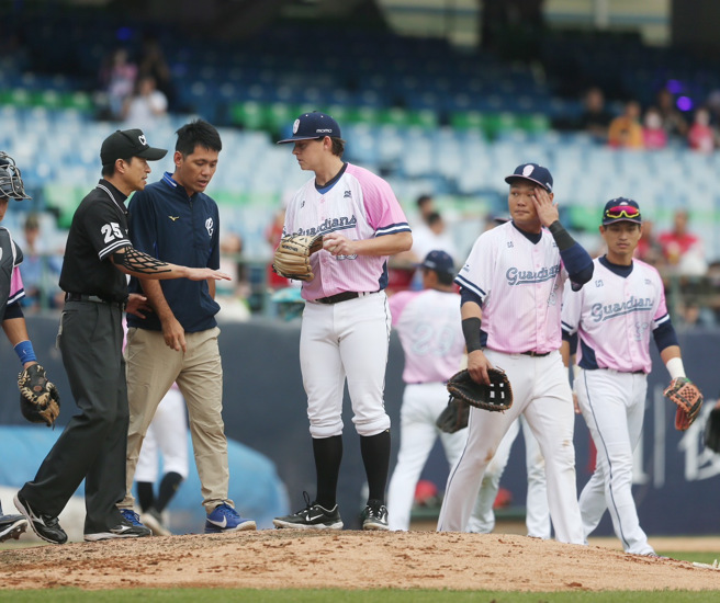 富邦悍将与味全龙之战在4局上上演两队清空板凳，双方各被警告1次，富邦先发投手肯特又对刘基鸿触身球遭驱逐出场。（陈怡诚摄）