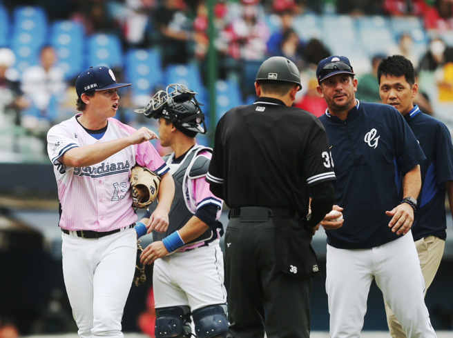 富邦悍将先发投手肯特在两队各遭警告后投出触身球，依规定被赶出场。（陈怡诚摄）