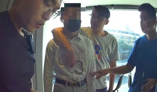 员警逮捕面交诈骗集团车手。（翻摄照片／崔正纲高雄传真）