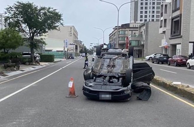 吴女驾车载着妈妈等3名家人外出，却自撞分隔岛翻覆。(警方提供／曹婷婷台南传真)