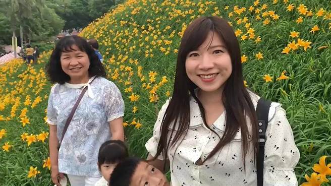 游客说，很开心在母亲节带着妈妈来看有母亲花之称的金针花。（孙英哲摄）