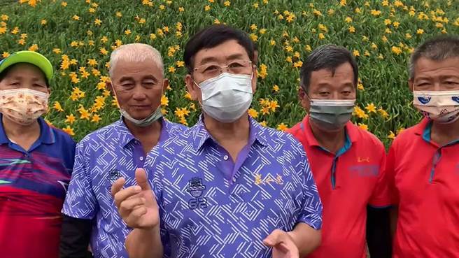 彰化县花坛乡虎山巖寺管委会总干事李宏炽（中）提醒游客，在赏花路径行走时要注意安全。（孙英哲摄）