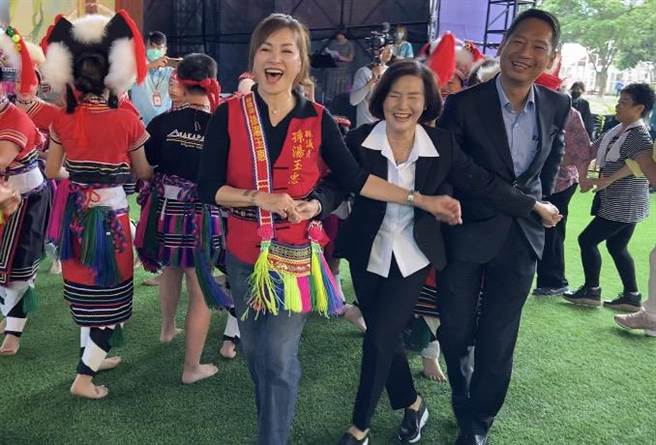 闭幕式由玛嘎巴嗨文化艺术团带来开场表演，议员孙汤玉惠、县长林姿妙、议长张胜德（左起）一起上场同欢。（吴佩蓉摄）
