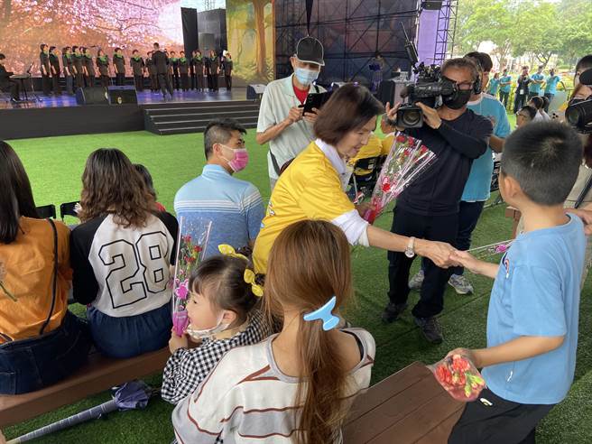 今天适逢母亲节，宜兰县长林姿妙与来宾们献上100朵康乃馨给活动现场的母亲，祝福所有妈妈母亲节快乐。（吴佩蓉摄）