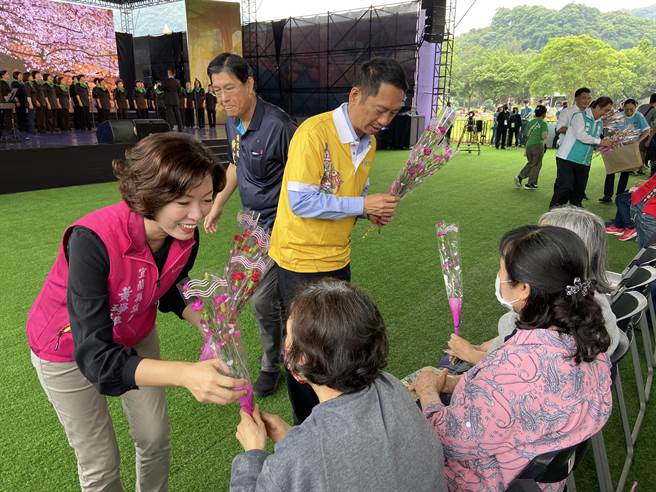 今天适逢母亲节，宜兰县长林姿妙与议员黄琤婷（左）、议长张胜德（右）献上100朵康乃馨给活动现场的母亲，祝福所有妈妈母亲节快乐。（吴佩蓉摄）