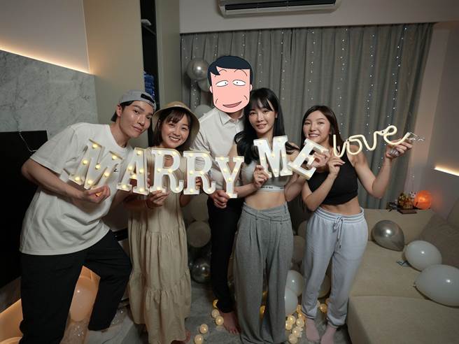 男友与舒子晨好友们串通，给她一个惊喜的求婚。（经纪人提供）