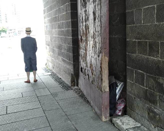 台北市议员陈怡君接获民眾投诉，北门城门不论白天、晚上，都被垃圾包塞满。（陈怡君议员办公室提供）