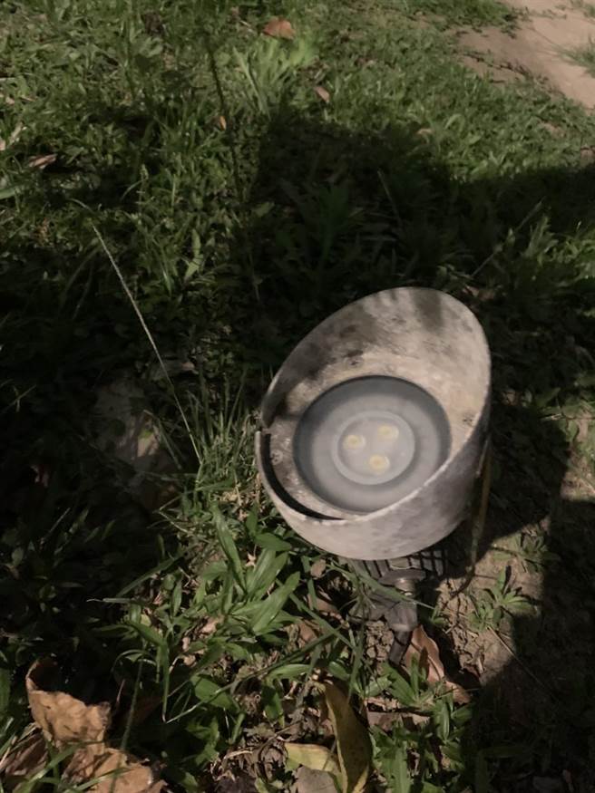 台北市议员陈怡君接获民眾投诉，北门周边景观灯破损不亮。（陈怡君议员办公室提供）