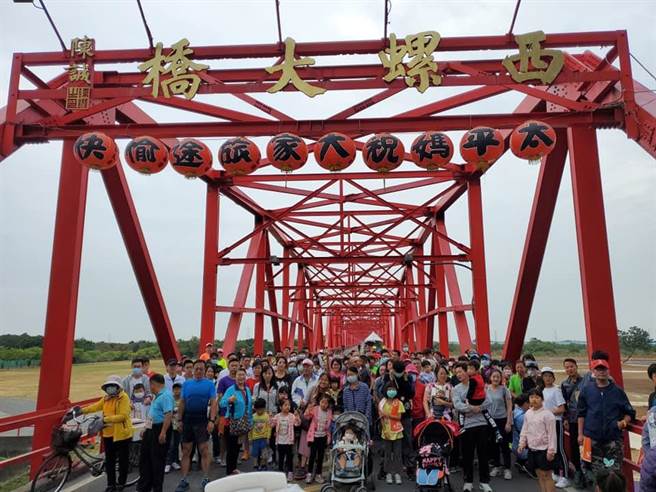 西螺大桥今年通车满70年了，它也是台湾地标的老前辈。（周丽兰摄）